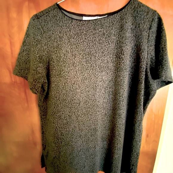 Worthington Tops - Worthington Leopard print Tee